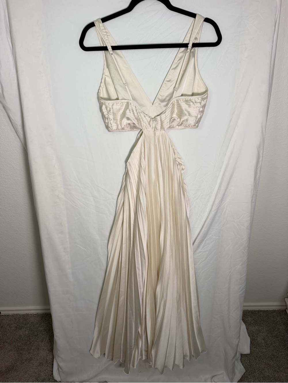 Abercrombie & Fitch Ivory Plunging V-Neck Pleated Maxi Dress - Picture 4 of 9